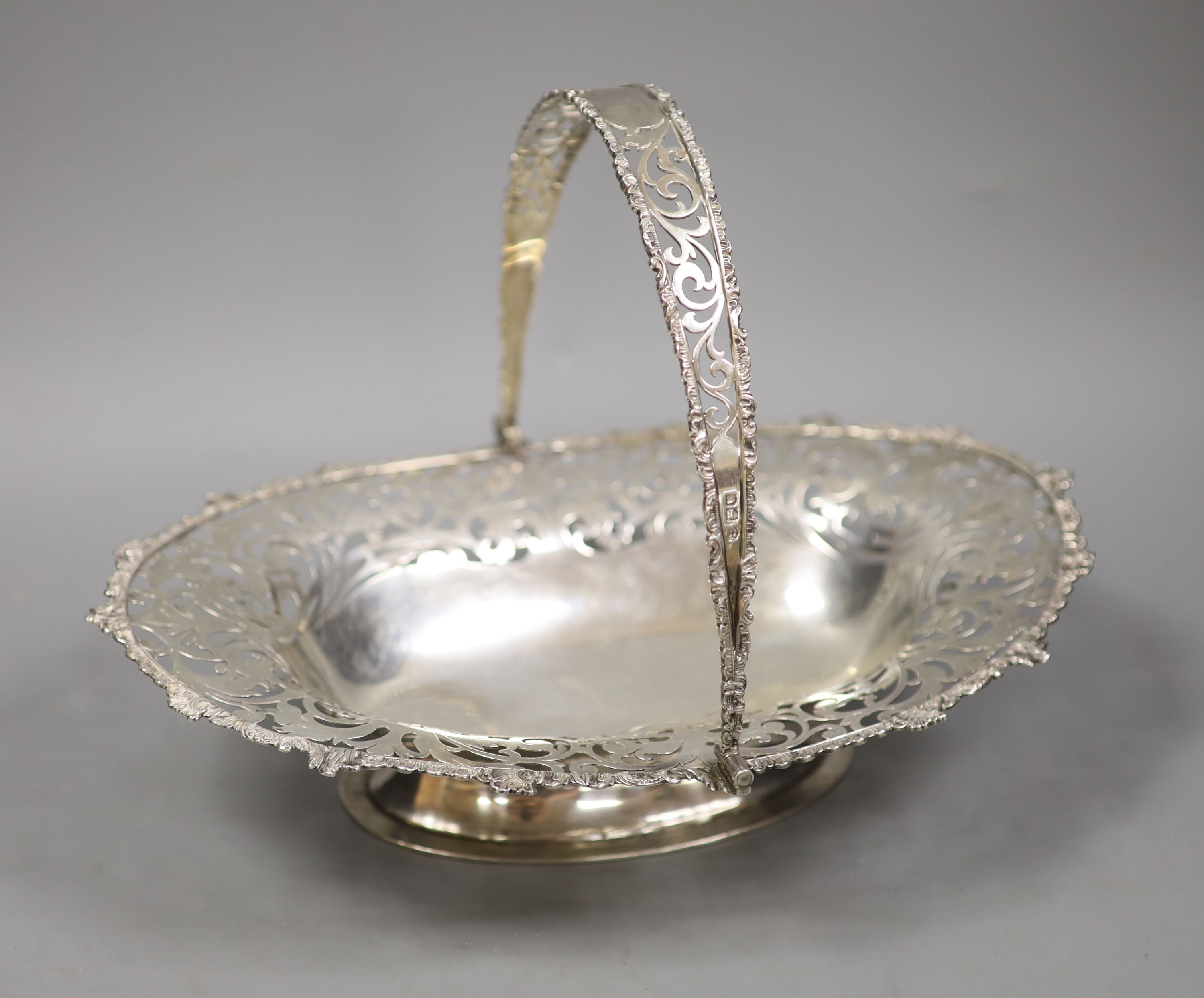 An Edwardian pierced silver oval cake basket, by Josiah Williams & Co, London, 1907, 35.2cm